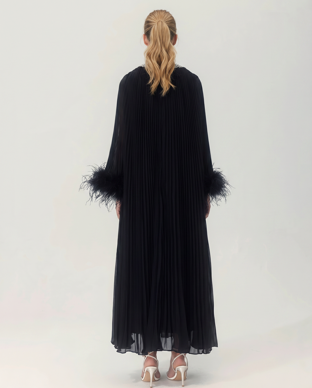 Felicia | Maxi Dress with Pleated Fabric and Feather Cuffs