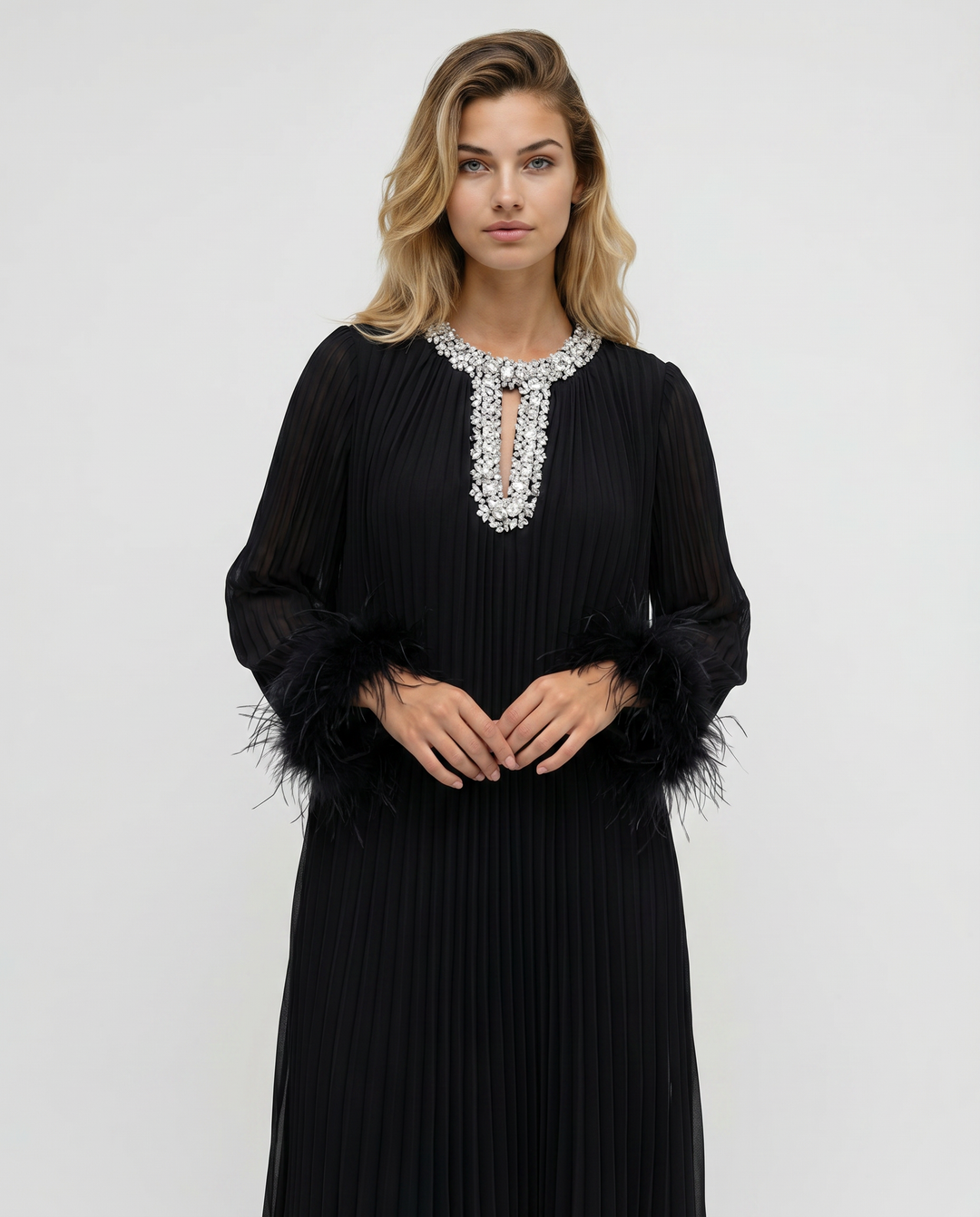 Felicia | Maxi Dress with Pleated Fabric and Feather Cuffs